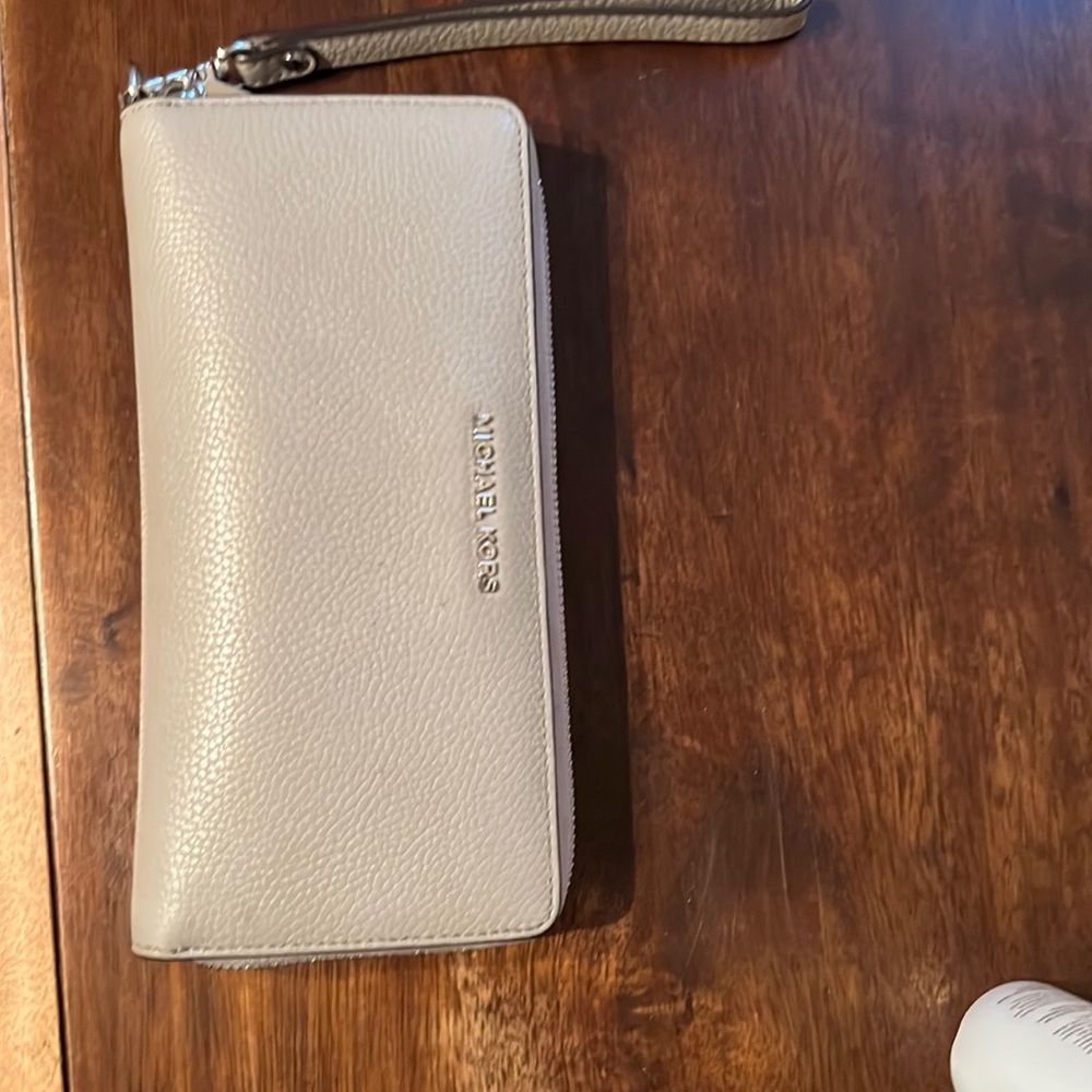 Michael Kors Jet Set Travel Large Flat Zip Wristlet Wallet
